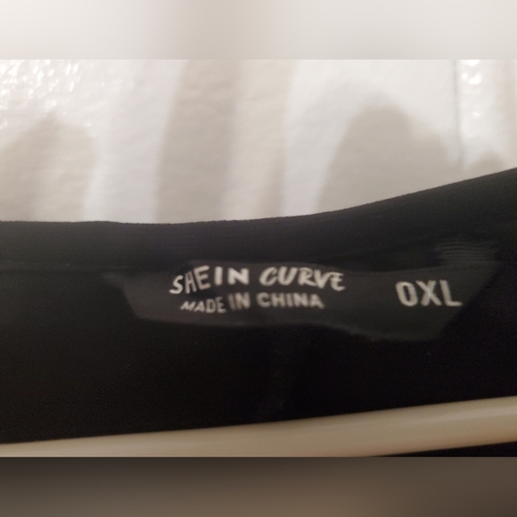 SHEIN Modely Plus Applique Detail Split Hem Cape Dress - Picture 7 of 8